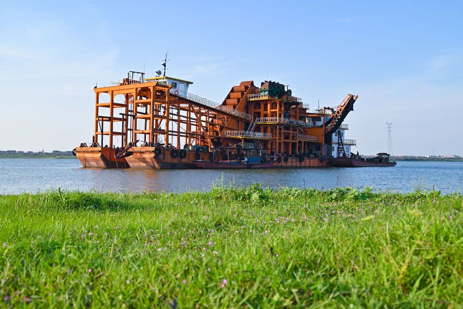 La draga para el río Guayas llega a finales de marzo tras reparaciones en China