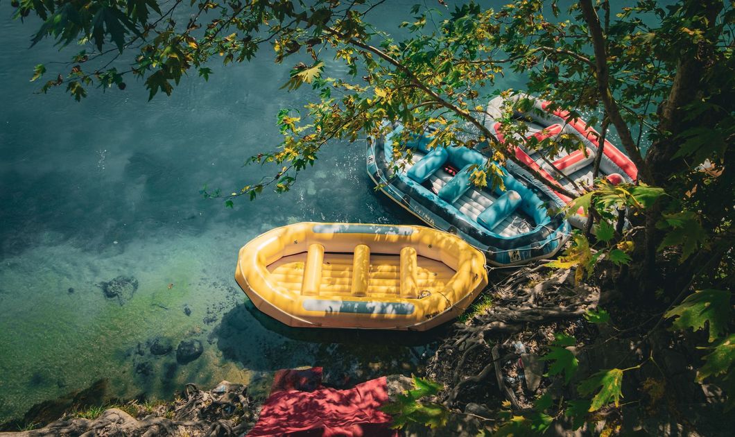 Catorce balsas pintadas surcarán las aguas de Playas para recibir al 2018