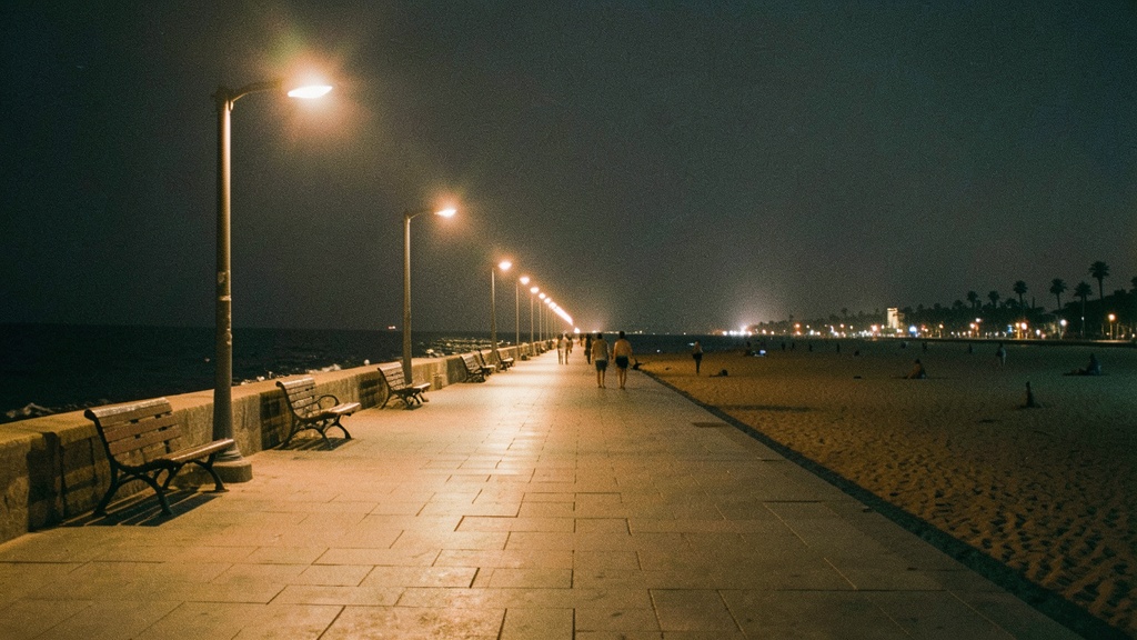 Malecón de Playas sigue a oscuras por falencias eléctricas; municipio promete arreglo en un mes