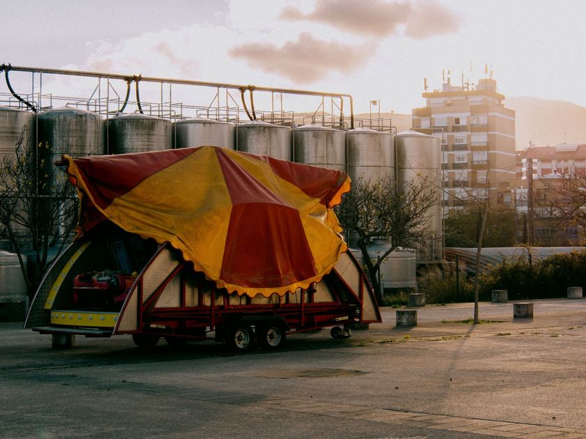 Circo Modelo Extremo triunfa en Playas con el elenco de '3 familias' pese a apagón