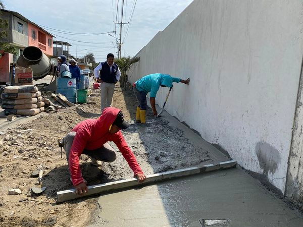 Alcaldía de Playas avanza en aceras para Unidad Educativa Rashid Torbay