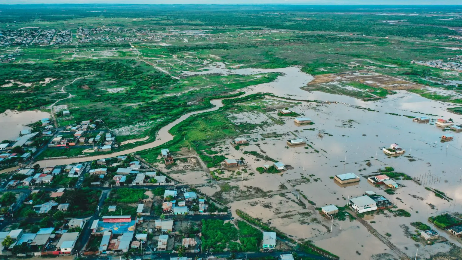 Prefectura entrega kits y toldos a vecinos de Playas por inundaciones en el río Arenas