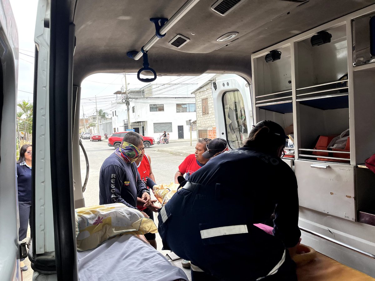 Alcaldía de Playas trasladó a Don Arturo en ambulancia a Guayaquil por emergencia médica