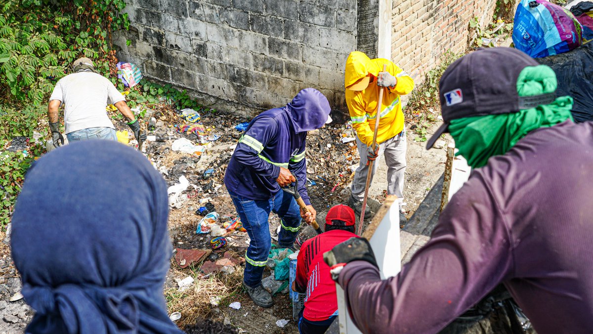 Equipo caminero de Playas inicia recolección de escombros en avenidas