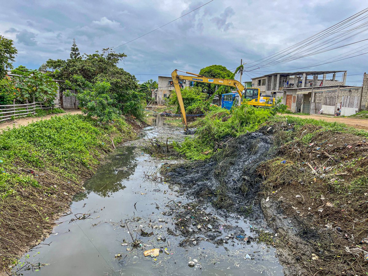 Municipalidad de Playas limpia riberas del río Narcisa de Jesús tras pedido vecinal