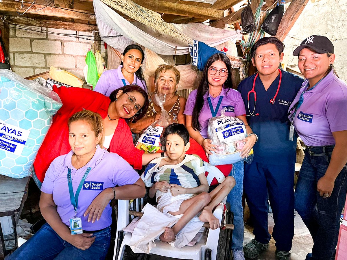 La esposa del alcalde de Playas entrega alimentos y kits de higiene dos veces por semana