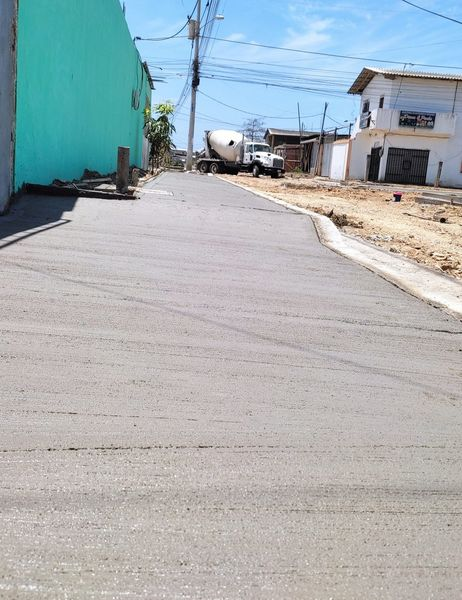 Alcaldía de Playas inicia obras de aceras en barrio Ecuador para mejorar vialidad