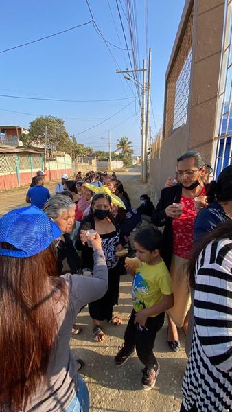 Alcaldía de Playas entregó pan y chocolate a pacientes del hospital básico