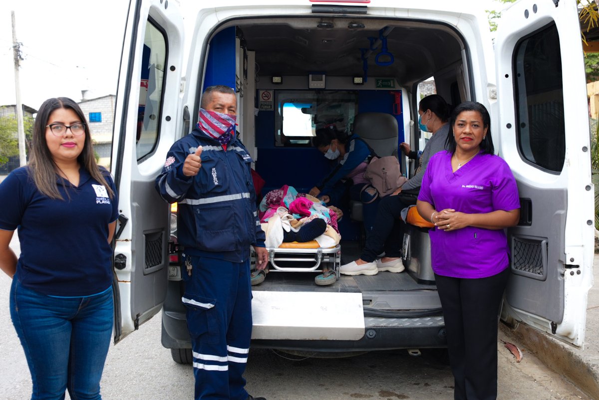 Alcaldía de Playas entrega ambulancia gratuita a vecino Sandro Plua para su tratamiento en SOLCA