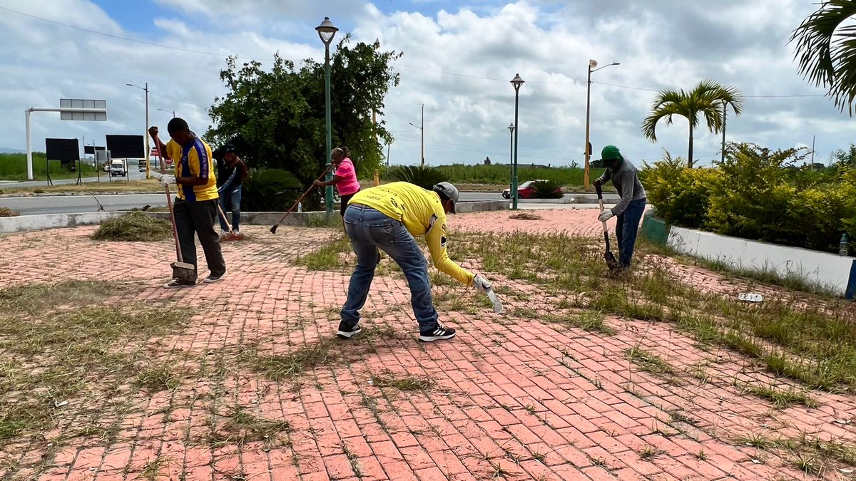 Municipio de Playas inicia limpieza del redondel con minga comunitaria
