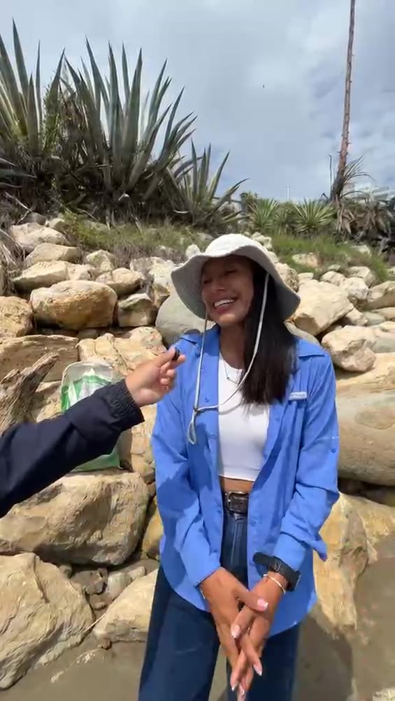 Vecinos de Playas limpian el rompeolas con una minga comunitaria