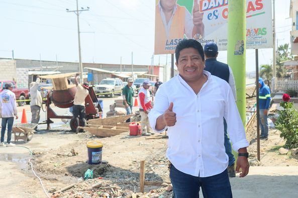 Alcaldía inicia obras de aceras y bordillos en Playas 2