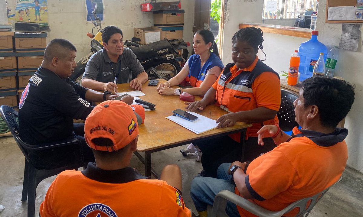 Riesgos y voluntarios entregan ayuda humanitaria a familias afectadas por inundaciones
