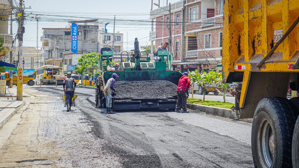 Alcaldía de Playas inicia asfaltado en avenida Pedro Menéndez para mejorar vialidad